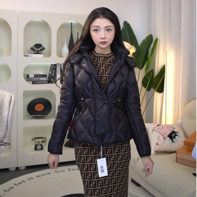 亿颗潮奢 99新 蒙口 带袖标黑色连帽款收腰羽绒服 0码 F189