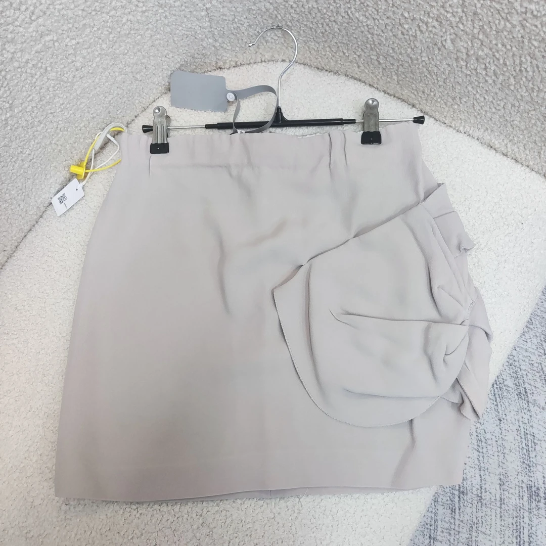全新未使用 亿颗潮奢 miumiu米色休闲短裙 38码 M20