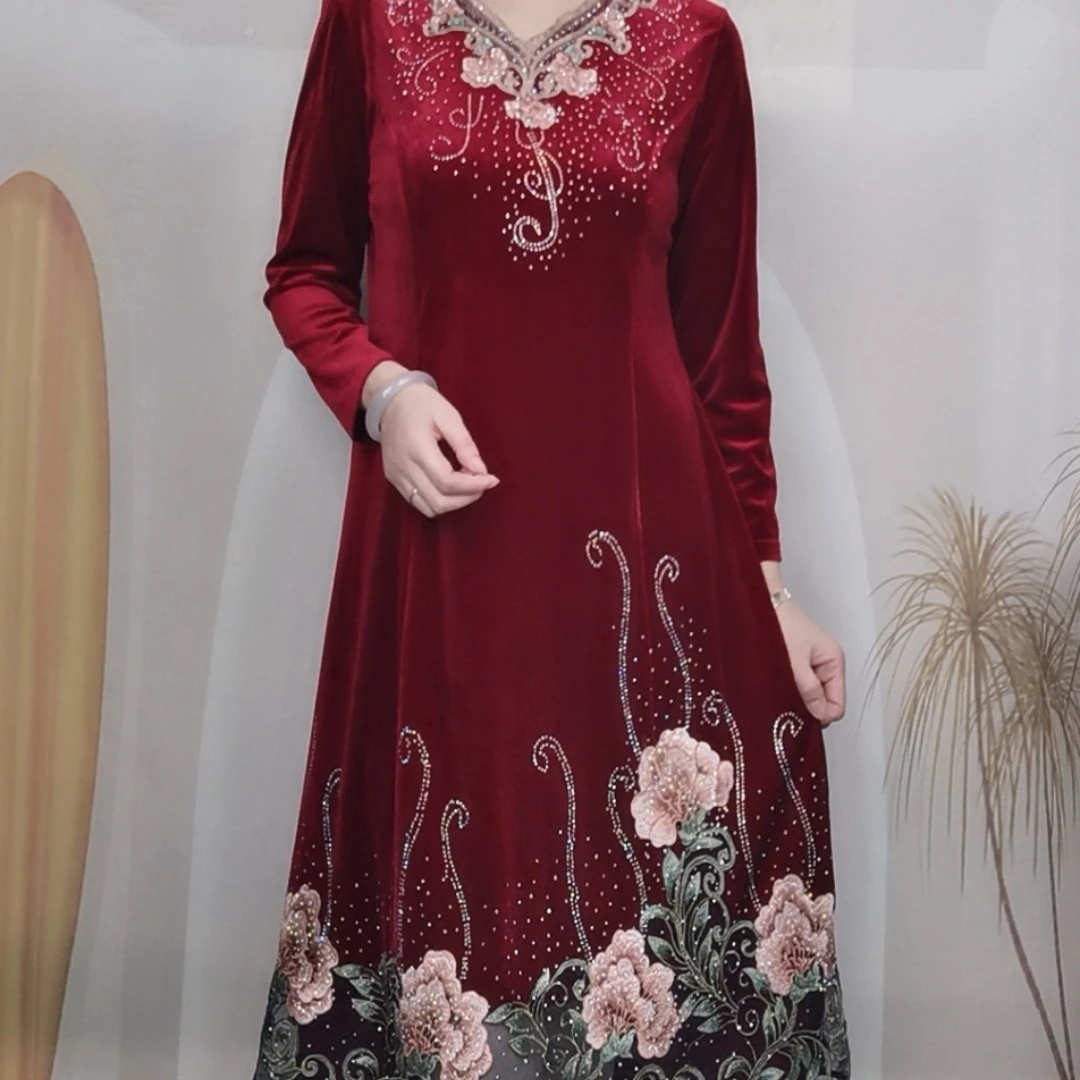 重工刺绣烫钻连衣裙