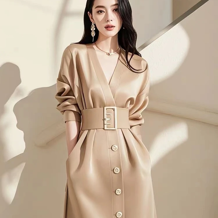 2025新款高端知性时尚收腰气质显瘦杏色长袖连衣裙通勤小个子爆款