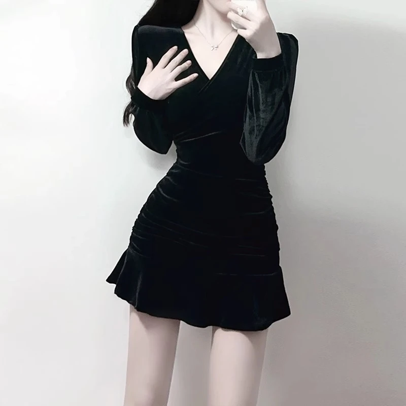 高级感鱼尾裙金丝绒黑色连衣裙女秋冬2025新款短款内搭小黑裙百搭