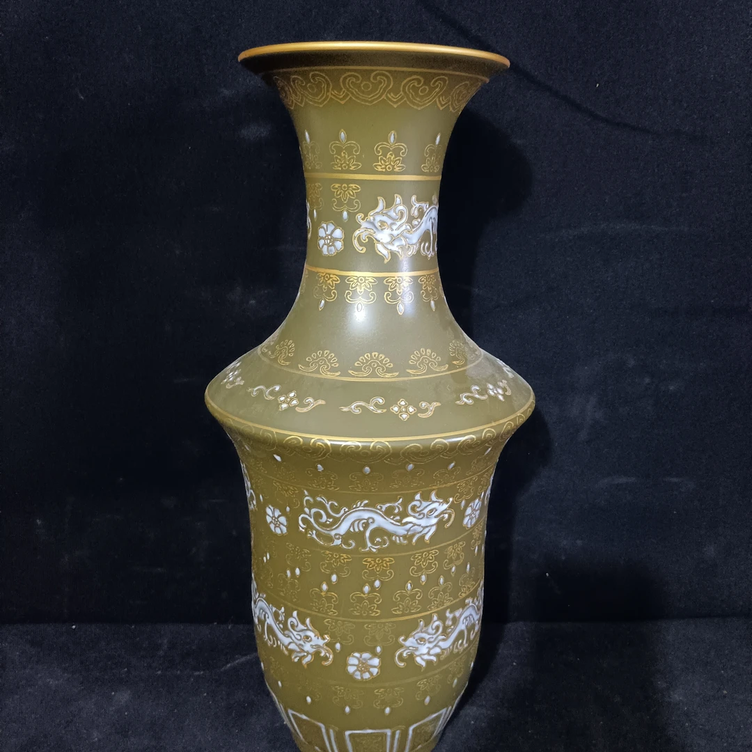 赏瓶一个，品相完好。