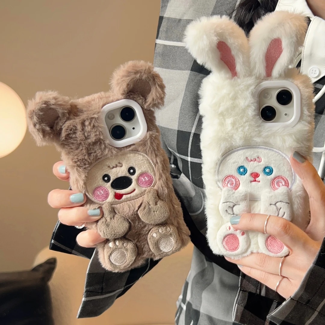 可爱毛绒腮红小熊兔子适用苹果15ProMax手环手机壳iPhone14秋冬13