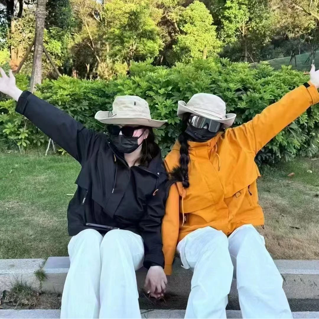 玫瑰同款黄色连帽冲锋衣春秋款