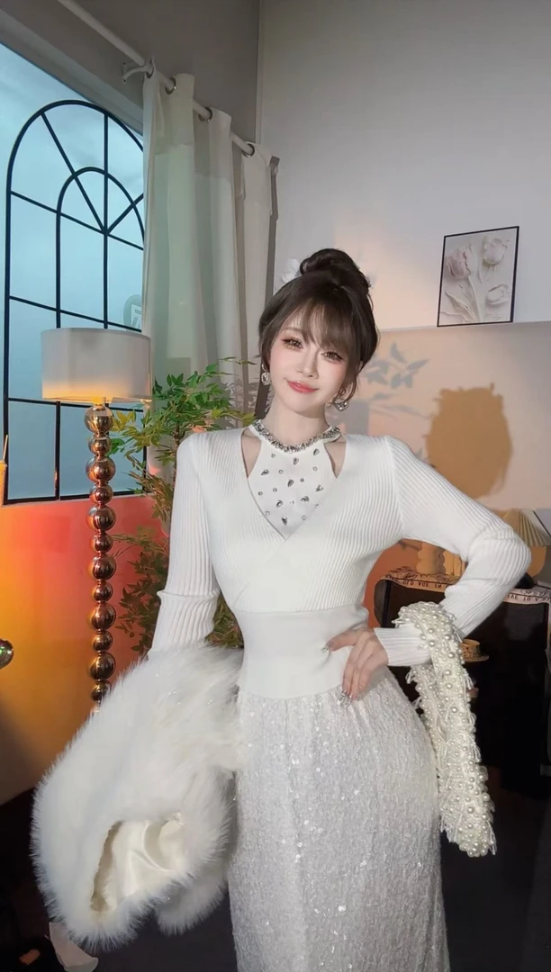 【崔】柔光韵雅 设计感挂脖重工镶钻针织衫女气质高级感上衣 244016