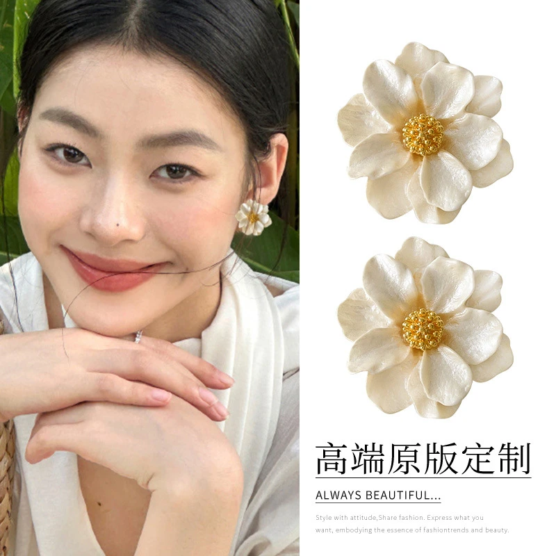 铜合金树脂耳饰 超百搭白色山茶花朵耳钉耳环女爆款独特气质耳饰