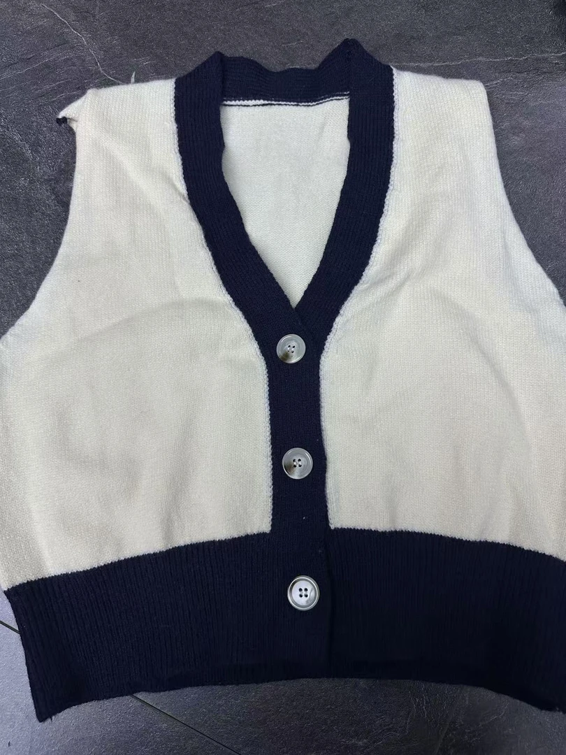 D10-2两色“纽扣”毛背心上衣