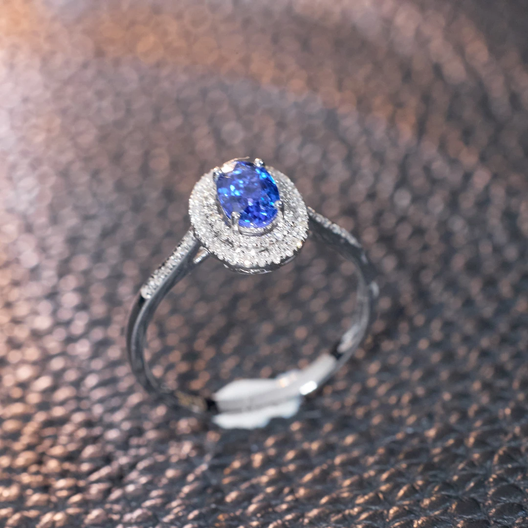 玉峰珠宝丨安娜【白裳】蓝宝女戒*18K镶嵌*U9651多样性发其一