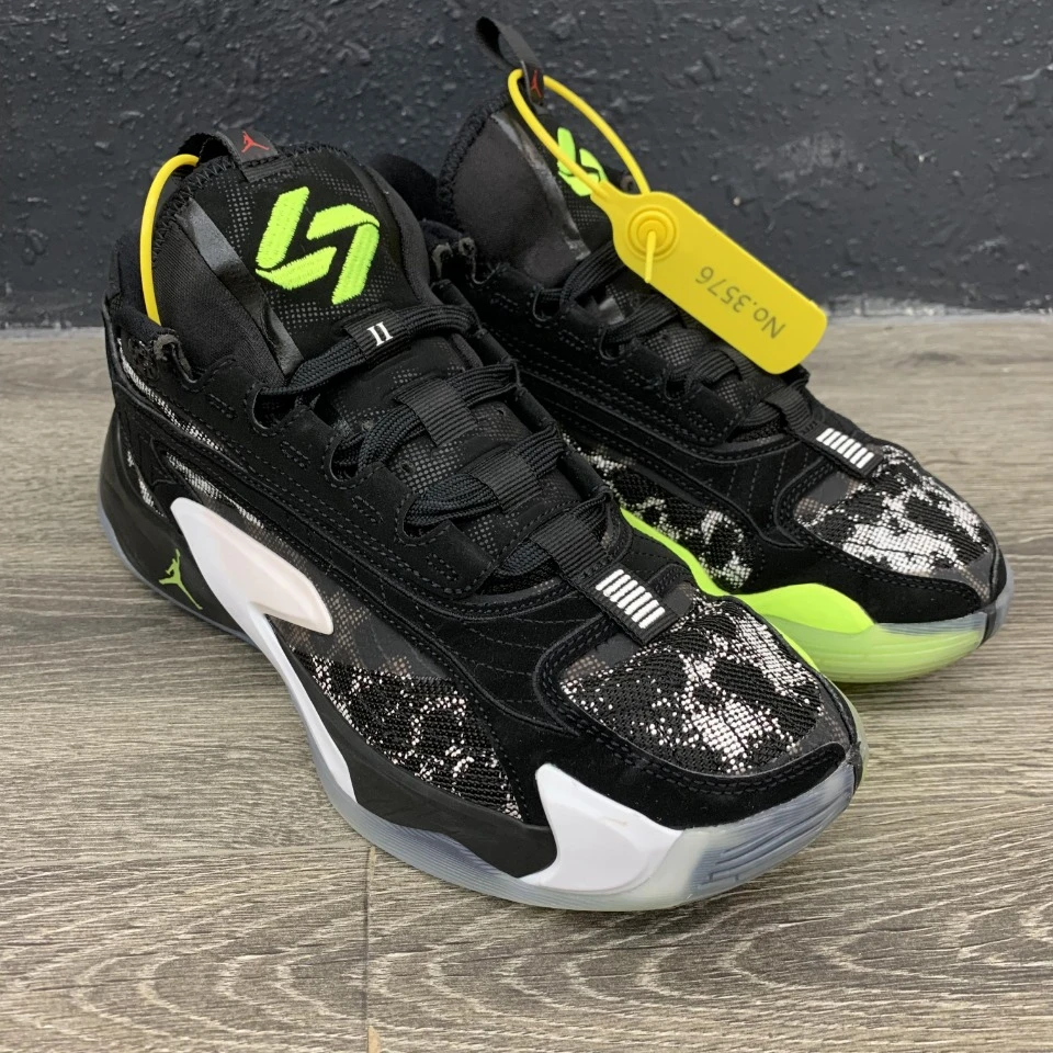 40码东契奇2黑白 95新磨损小 已精洗消毒 篮球鞋