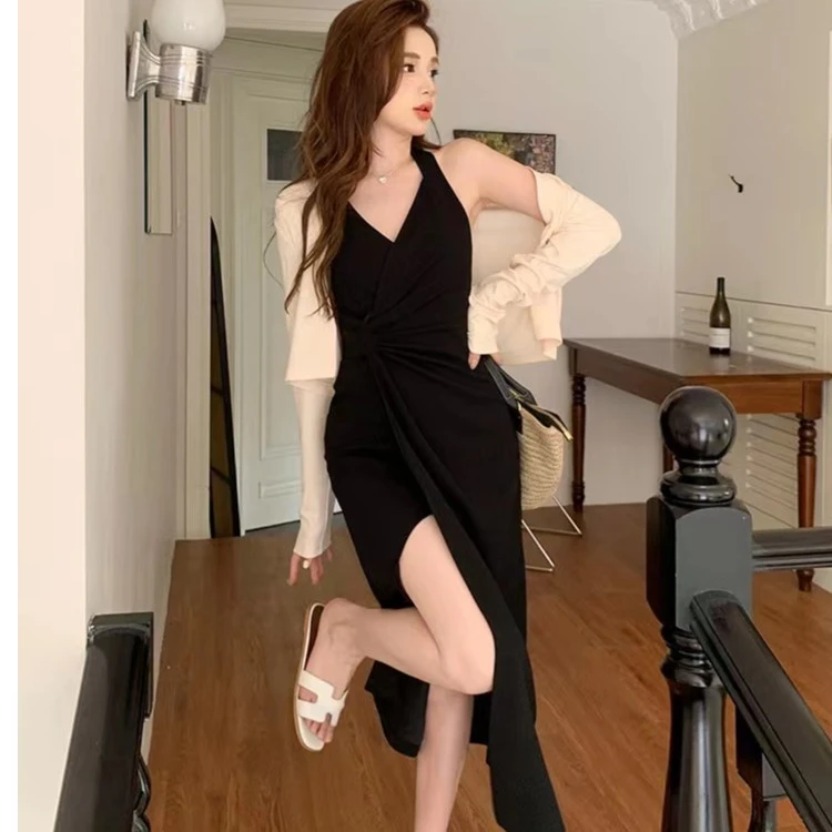 黑色吊带连衣裙女初秋挂脖炸街打底性感薄款小黑裙开叉赫本风长裙