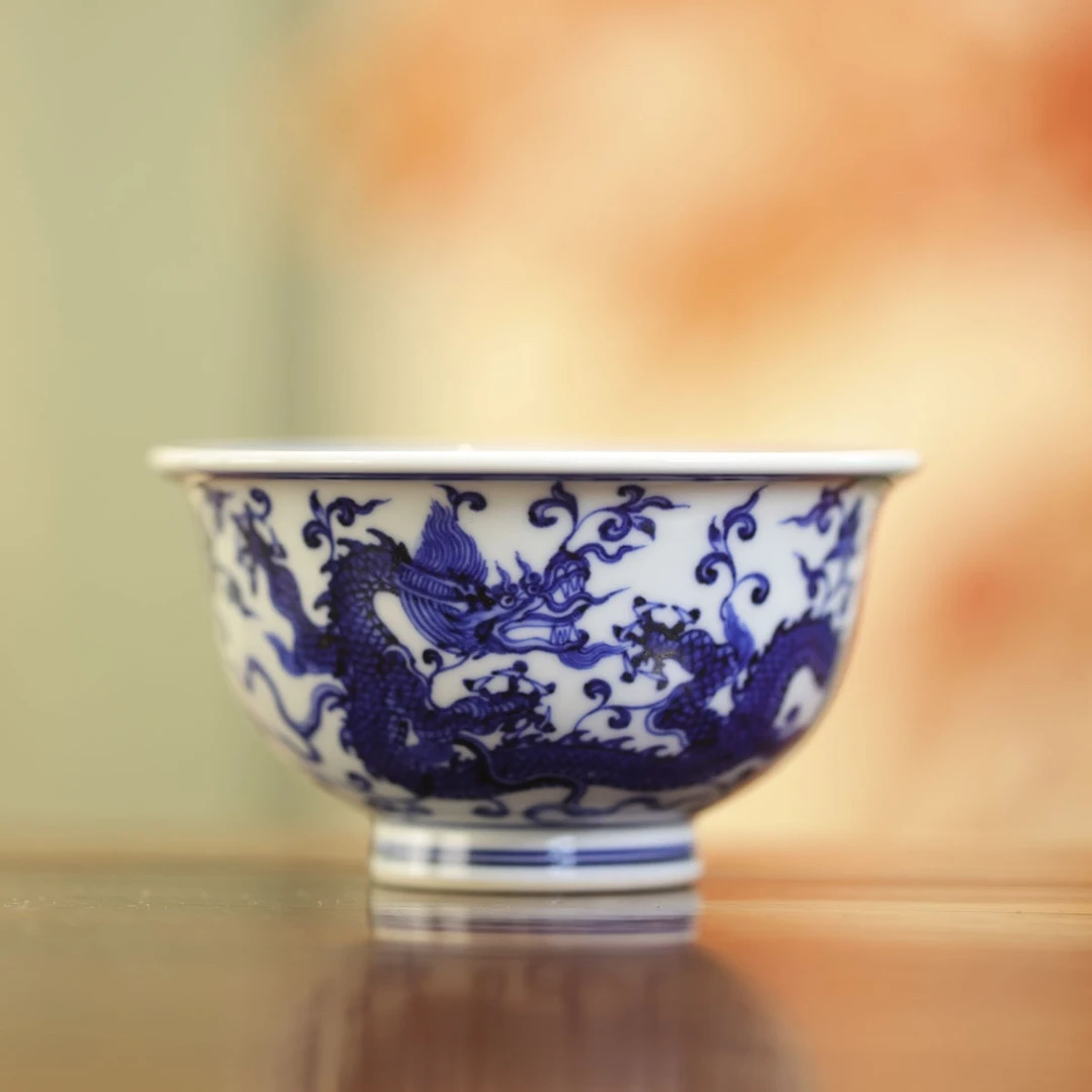 小桥-仿明青花穿枝龙压手杯-手工陶瓷有差异
