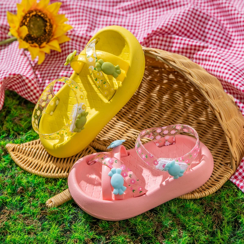 女童凉鞋夏季可爱公主软底防滑水晶女孩宝宝儿童沙滩鞋小学生外穿