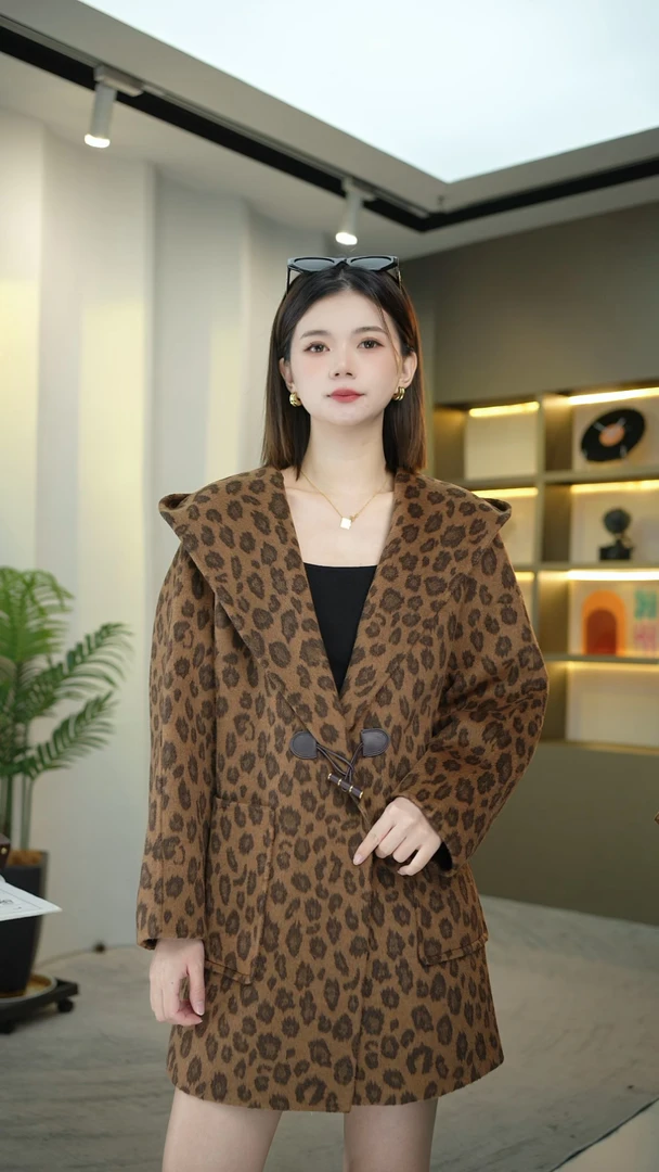 晶选【不被驯服的美】豹纹连帽加厚休闲时尚显瘦中长款女士大衣9589