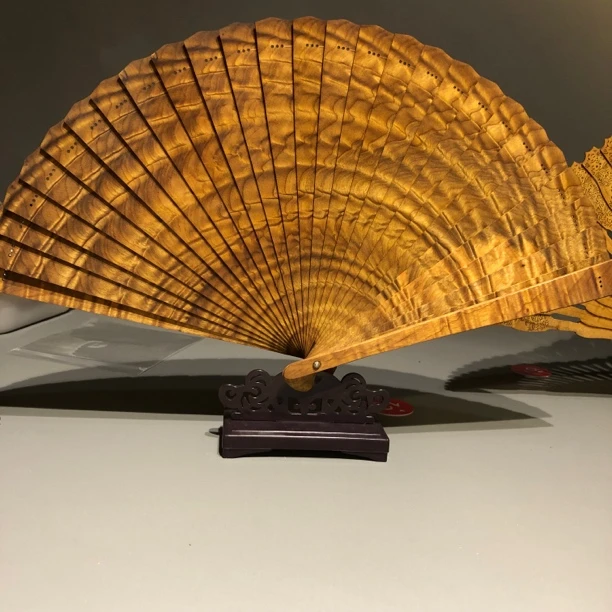 苏扇小叶贞南满纹理无漆无蜡香味十足21带底座桌面摆件礼盒包装