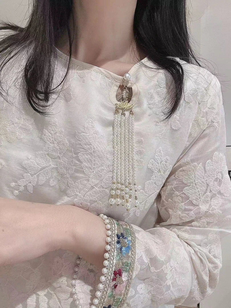 新款重工领口珠珠女人味蕾丝上衣