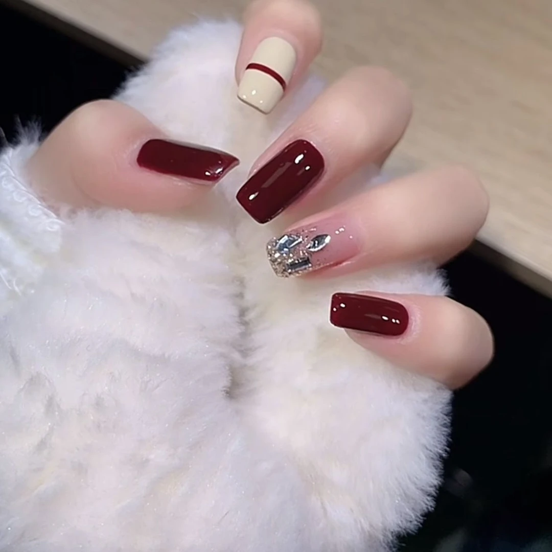 2024秋冬简约显白新年红色091配豆浆白气质爆闪带钻纯手工穿戴甲