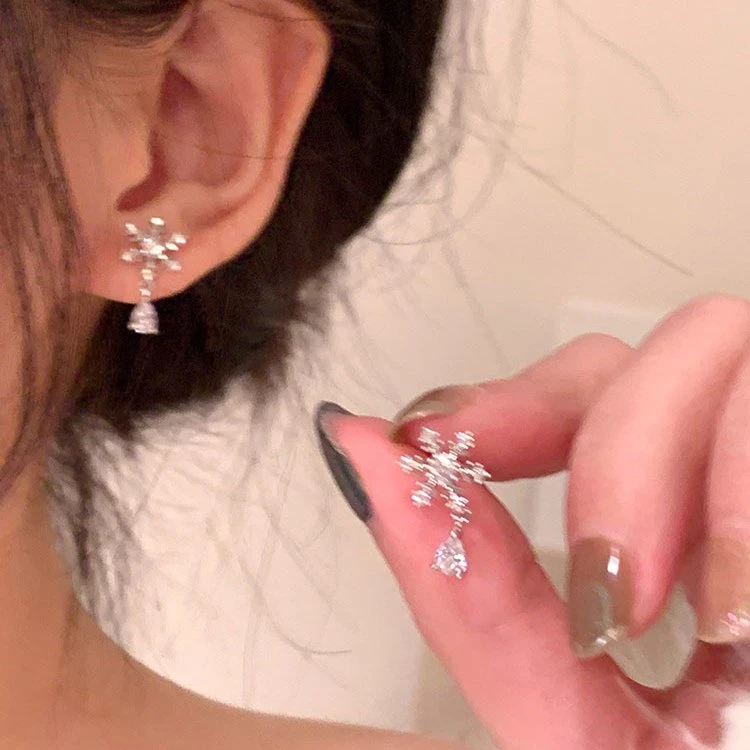 合金耳饰 新款爆款气质百搭耳钉女款圣诞款轻奢小众简约雪花耳饰
