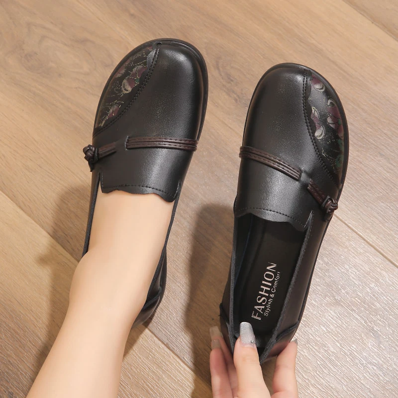 春秋季新款妈妈鞋单鞋舒适软底轻便休闲中老年女鞋老人平底皮鞋