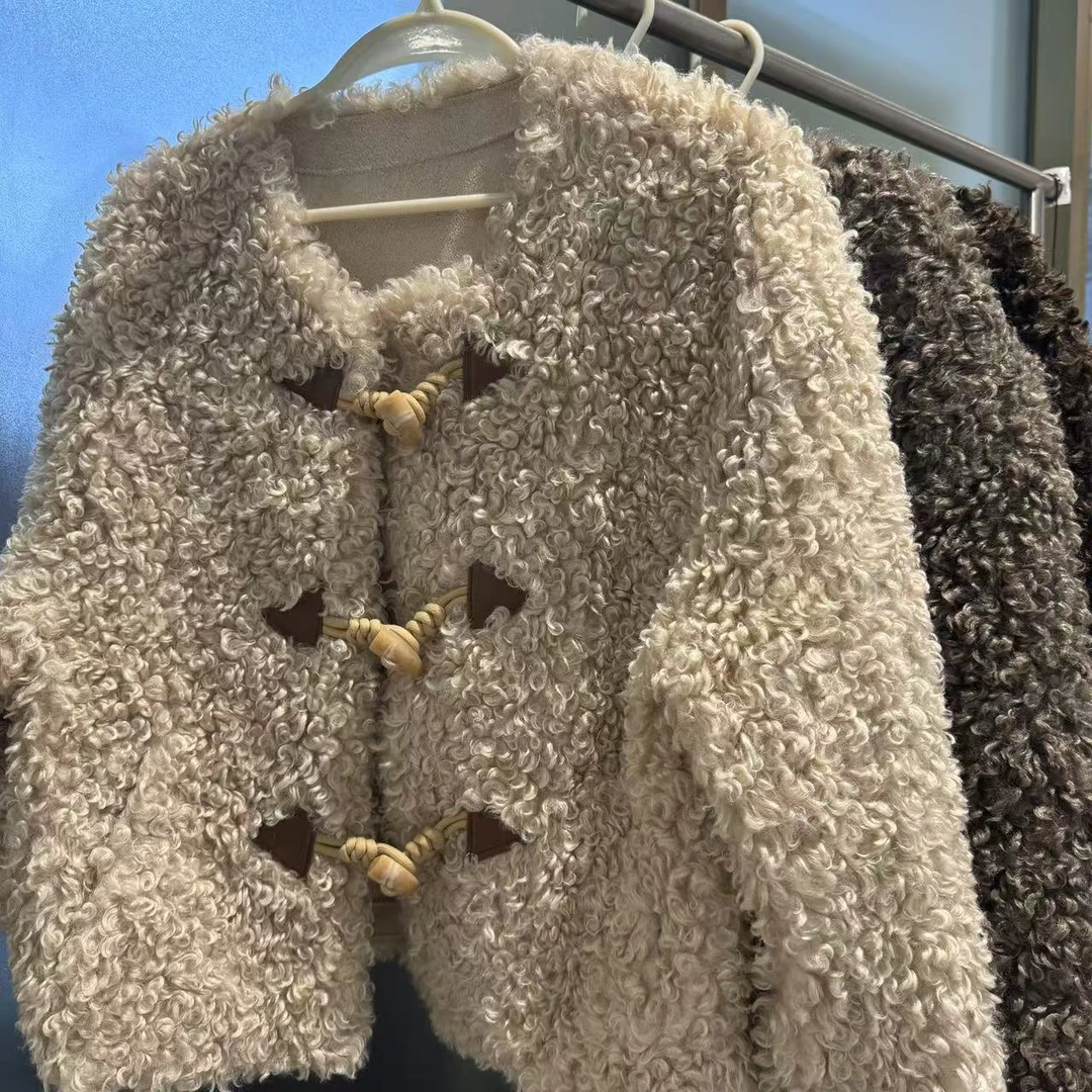 AIWANMEI高级感轻奢风牛角扣皮毛一体外套慵懒风小个子IWB83190