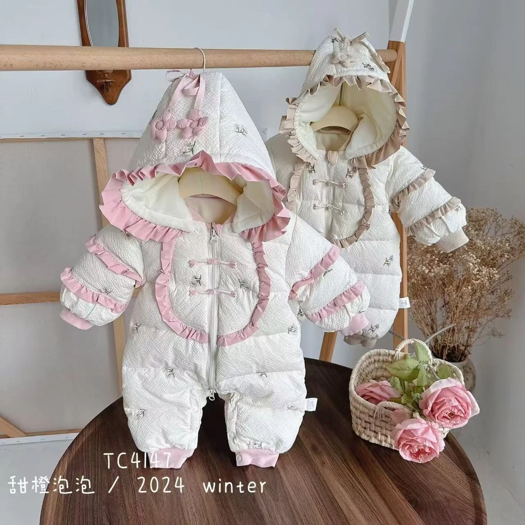 婴儿宝宝连体衣外出服婴幼儿花朵绣木耳边盘扣白鸭绒羽绒服4147