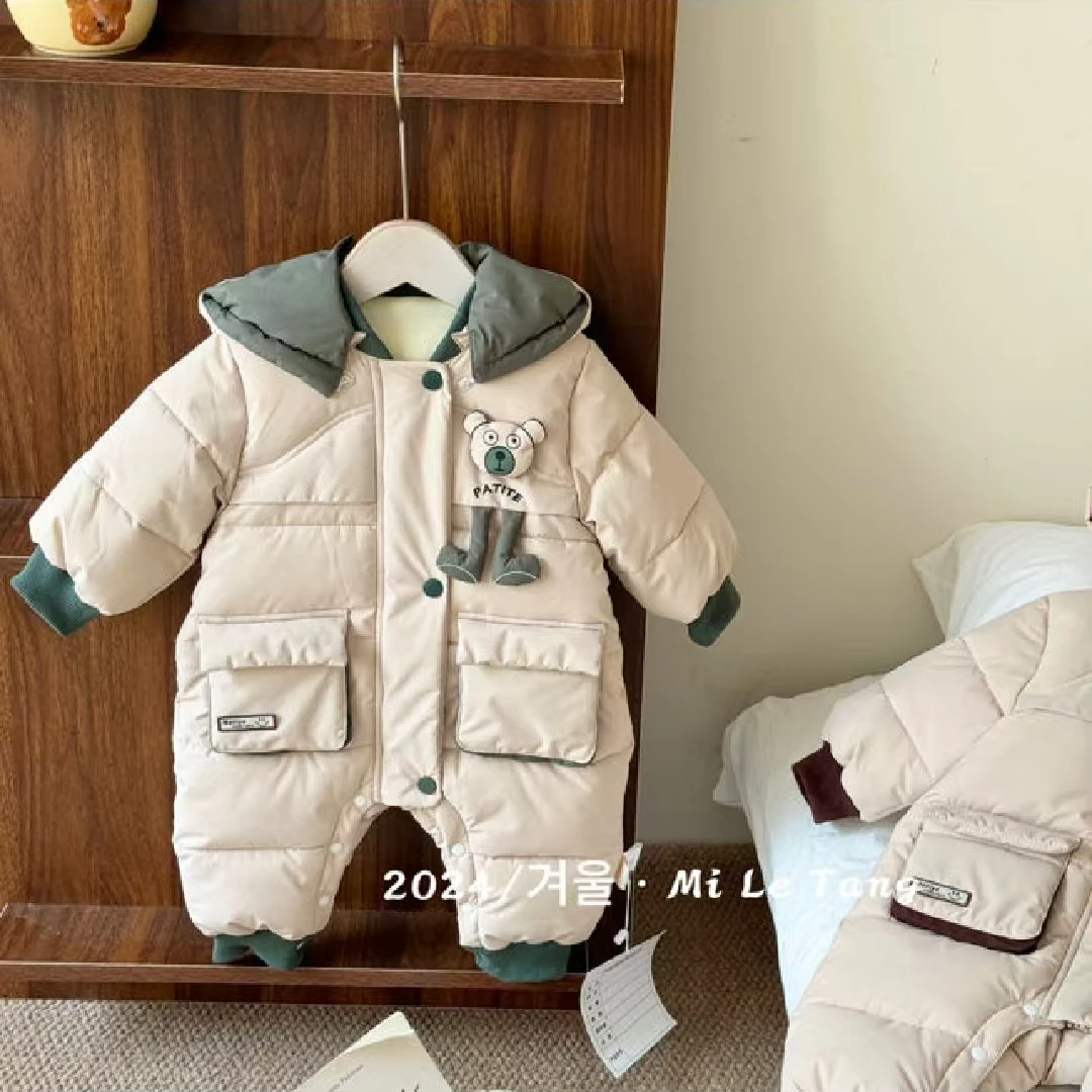 婴儿宝宝连帽连体衣外出服婴幼儿运动风熊头白鸭绒羽绒服2450