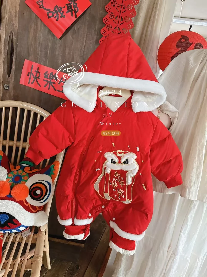 婴儿宝宝红色加绒婴幼儿加厚新年快乐斜拉链年服白鸭绒羽绒服1004