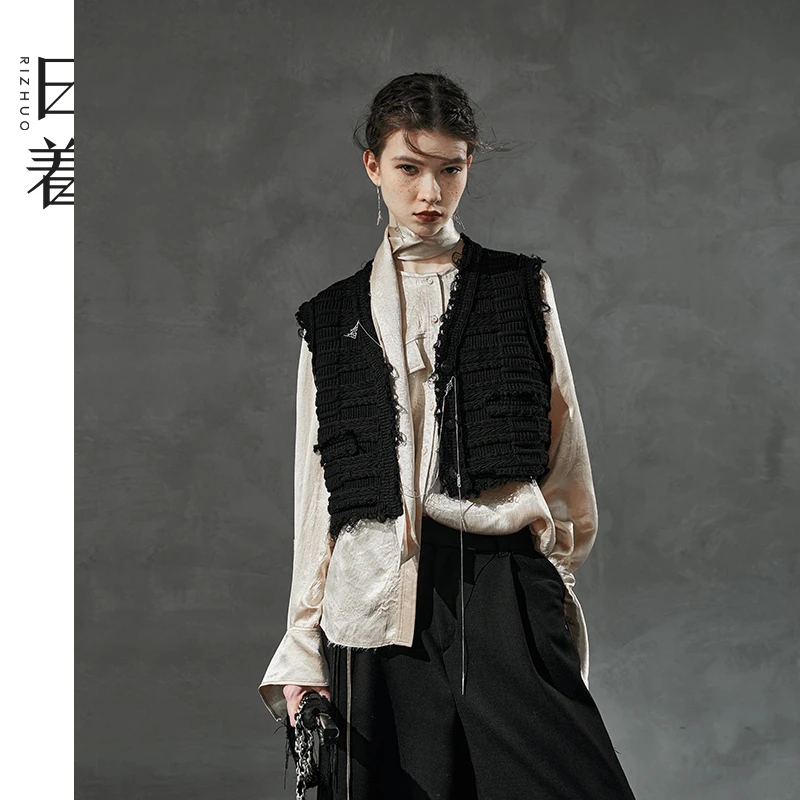 日着原创设计女装春秋小众休闲黑色针织毛衣短款小马甲女RC8270M2