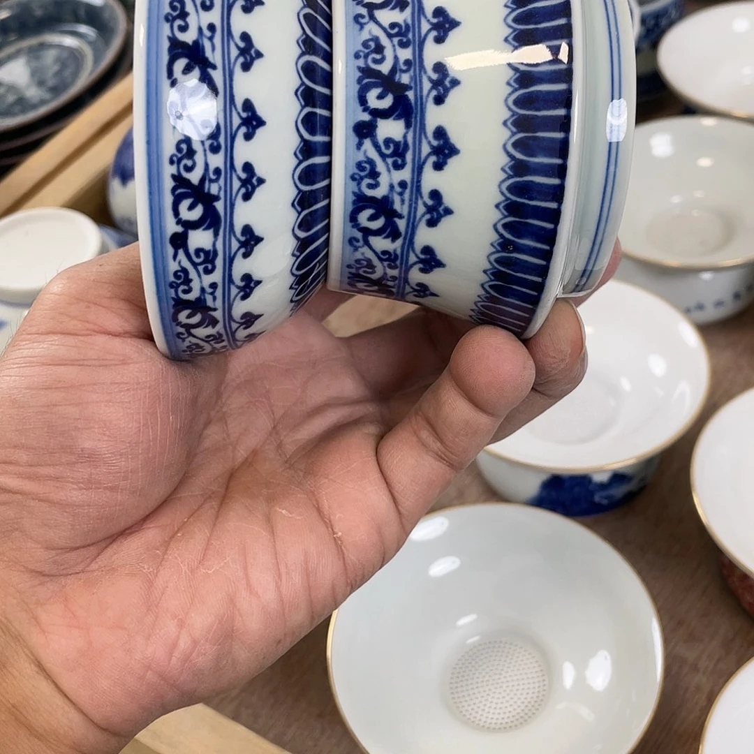 碗白青花宝箱茶漏(微瑕