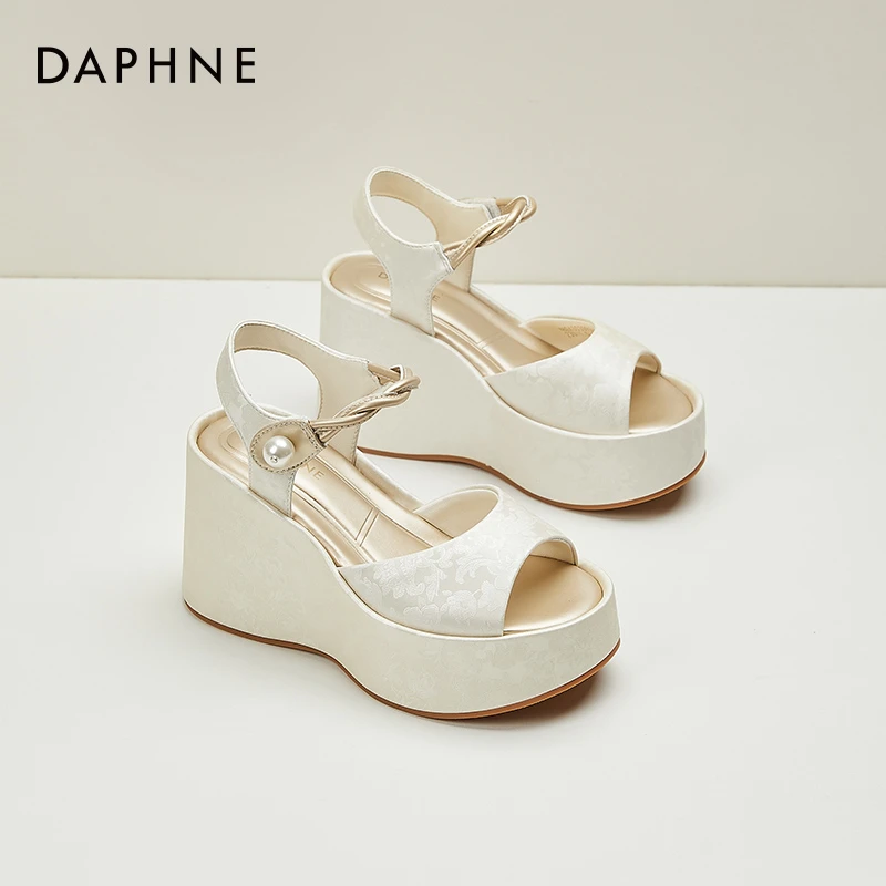 达芙妮国风鱼嘴凉鞋女2025夏季新款一字带坡跟鞋配裙子厚底松糕鞋