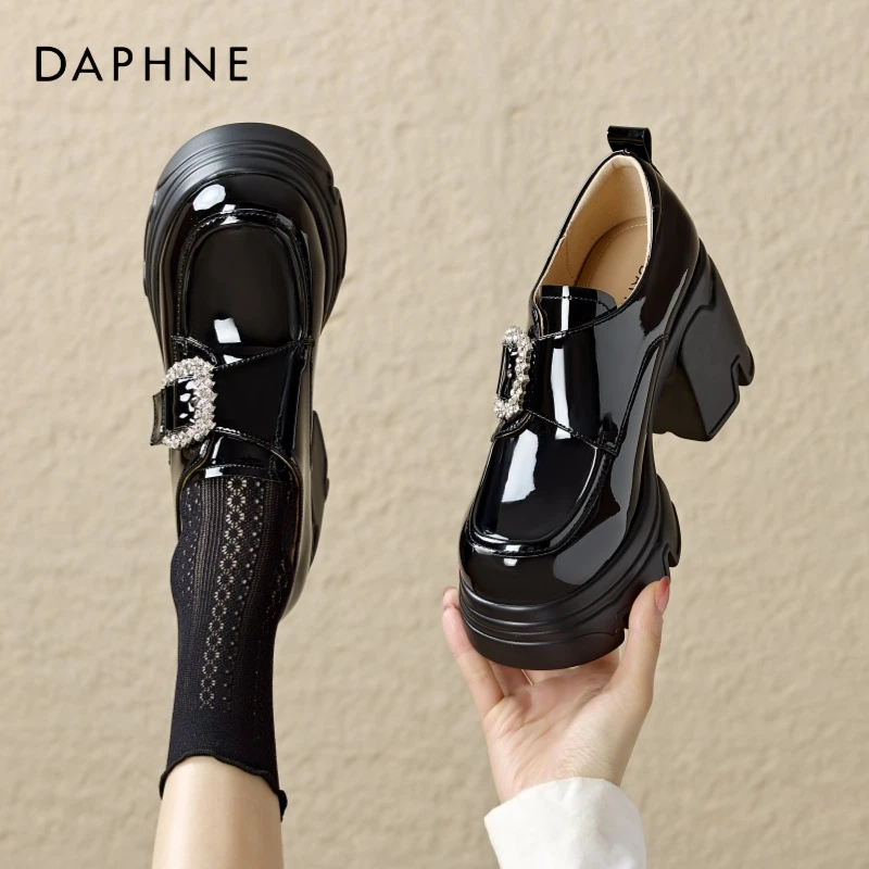 达芙妮8cm粗跟高跟乐福鞋女2025秋冬新款厚底单鞋水钻黑色小皮鞋