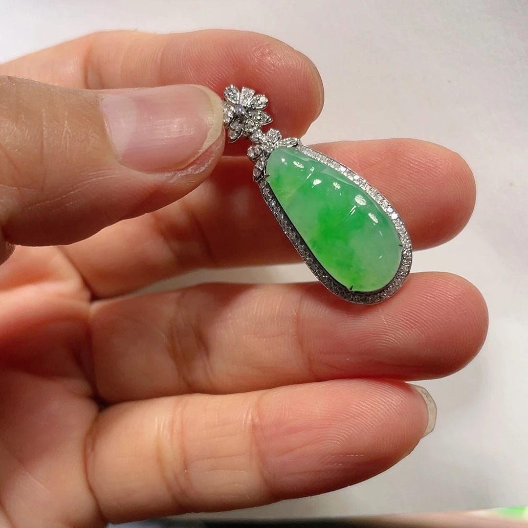 翡翠吊坠(不含链)18K金镶嵌绿福豆