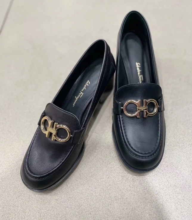 95新 菲拉格慕/Salvatore Ferragamo 牛皮金扣女鞋 37码