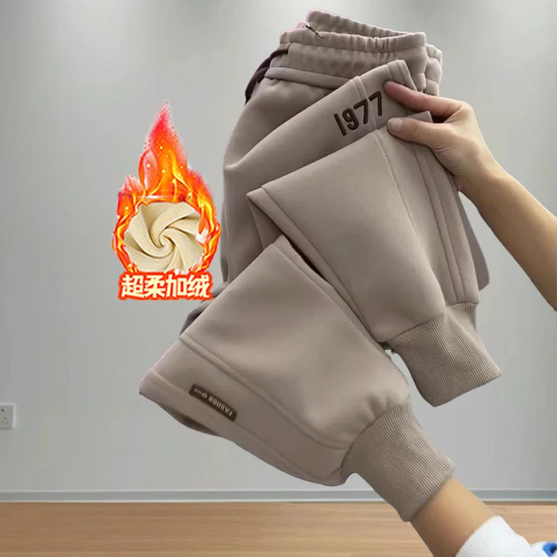 字母刺绣加绒加厚哈伦裤女2025冬季新款保暖百搭宽松显瘦束脚卫裤