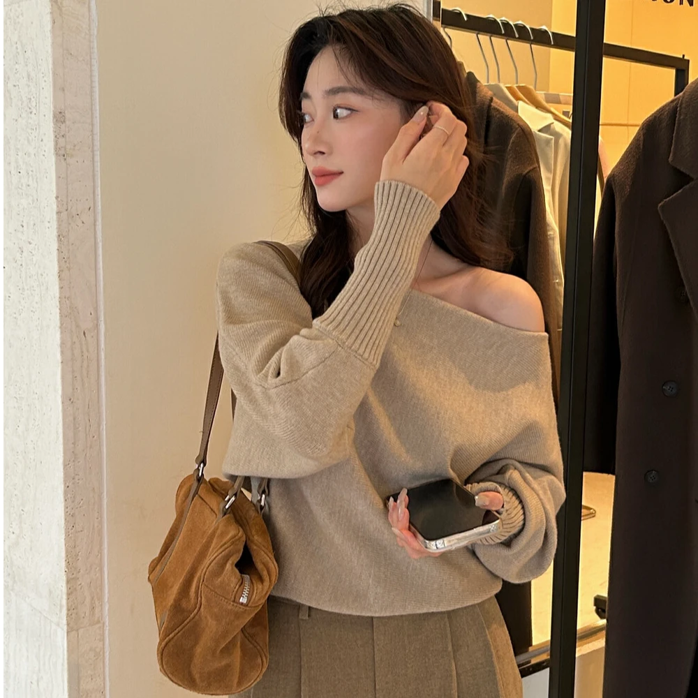 心机纯欲风一字肩露肩针织衫女秋季高级感慵懒毛衣内搭上衣