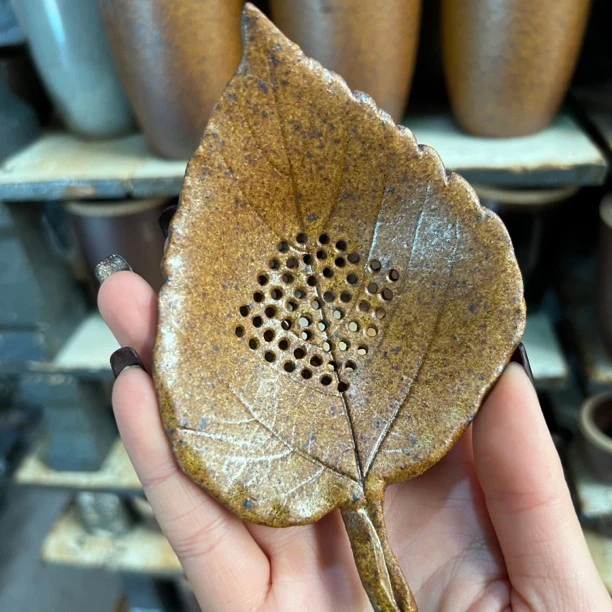孤品树叶茶漏，尺寸大小不一，以实物为准，备注素色或者上釉即可
