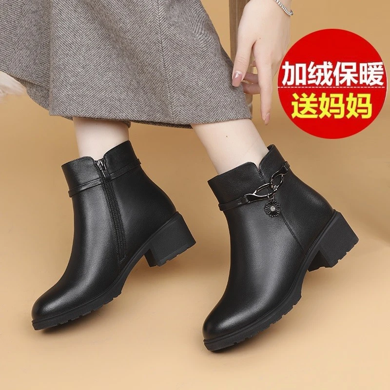 短靴女冬季鞋子皮鞋大码女鞋真皮妈妈棉鞋中老年加厚加绒秋冬靴子