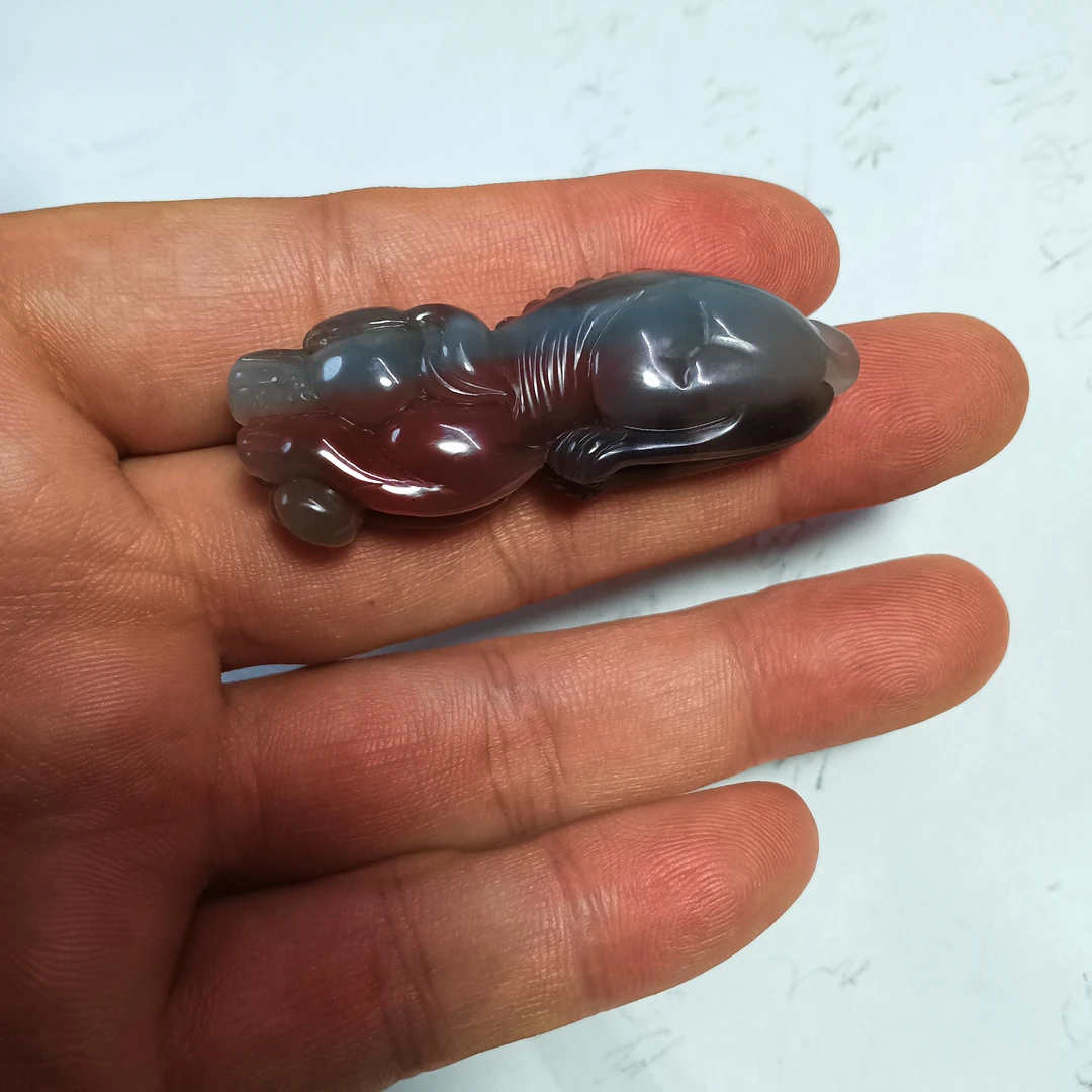 紫绿玛瑙秦紫玉天然原矿无优化纯手工雕刻多彩小狗