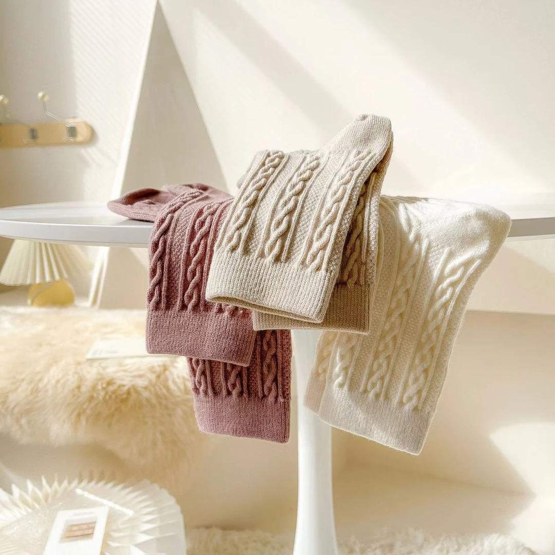 女款麻花羊毛袜子秋冬中筒袜保暖