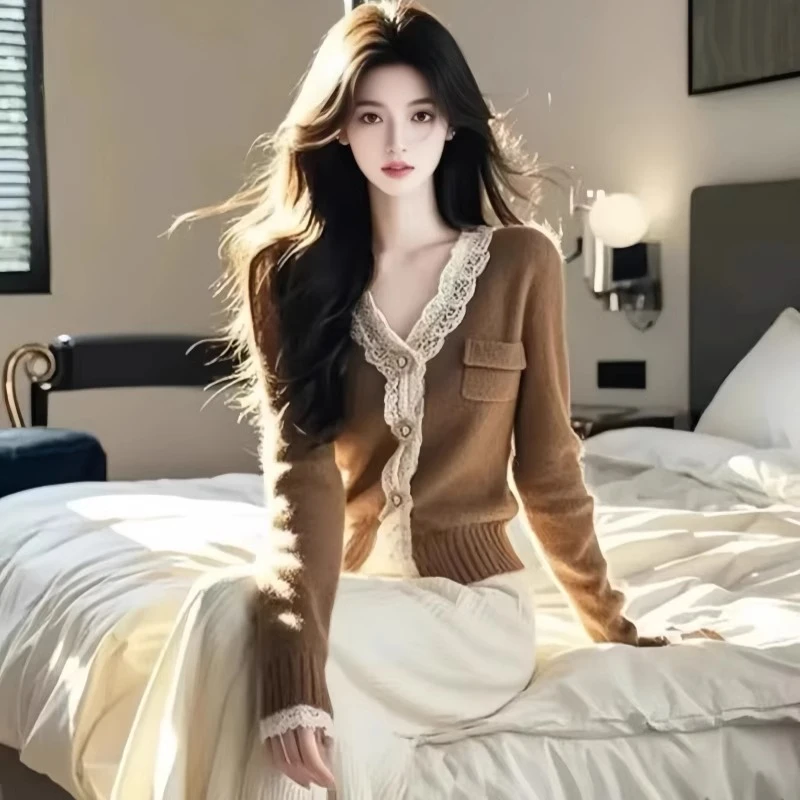美拉德棕色蕾丝边V领毛衣针织开衫女秋冬新款独特别致高级感上衣