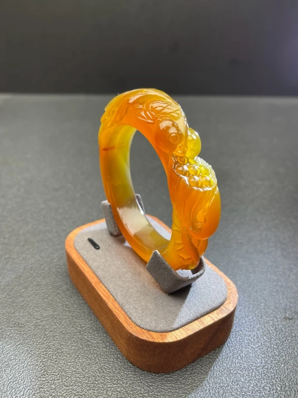 56口金鱼手镯 连年有余天然巴西玛瑙蜜糖红雕刻手镯玉雕设计女士