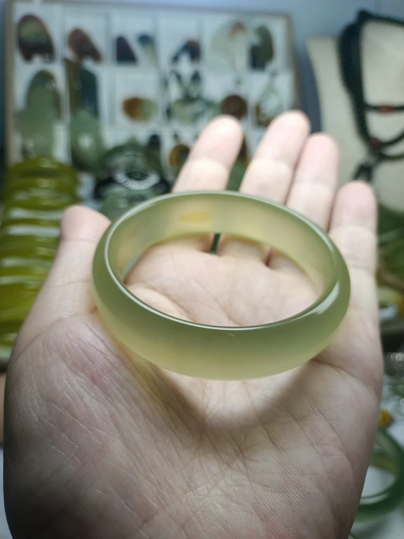 天然岫玉冰透手镯