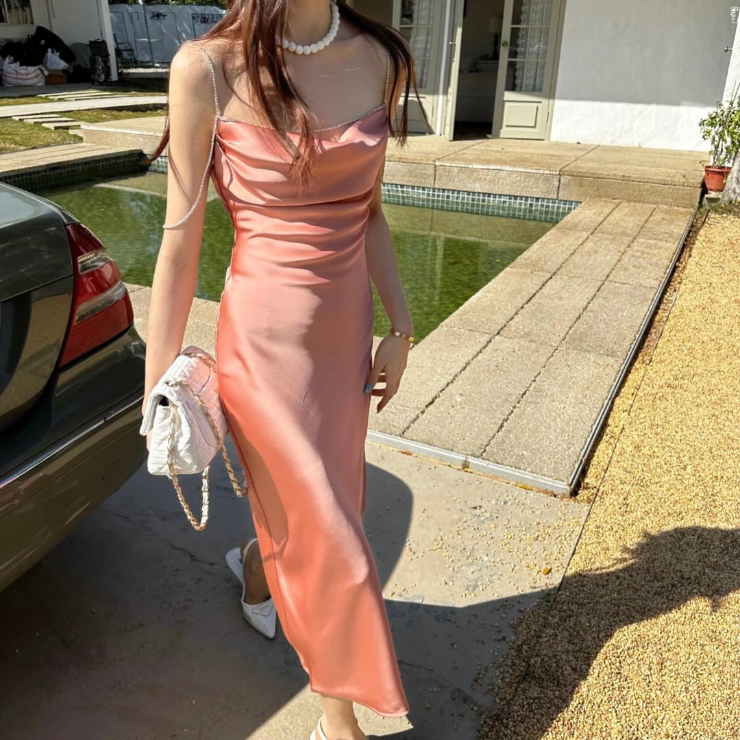 春夏高级感缎面钻链条吊带裙性感露背修身侧开叉中长款轻礼服