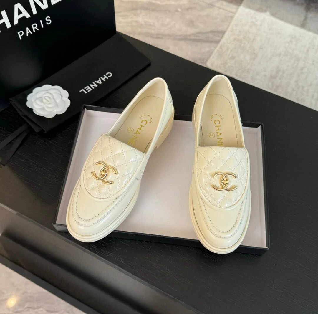 全新未使用 Chanel/香奈儿 经典白色书包扣菱格乐福鞋38码