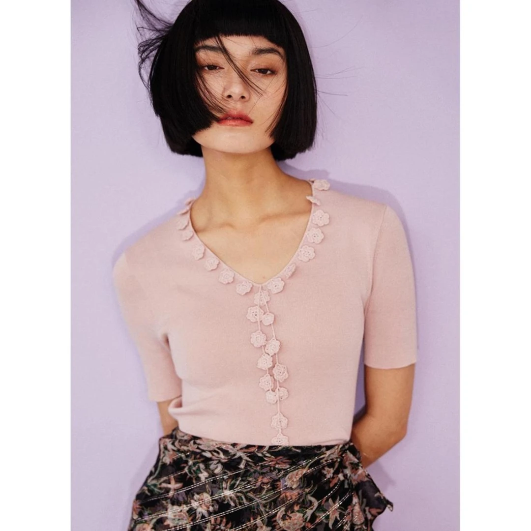 小虫重工手勾花棉尼混纺纯色V领修身短袖针织T恤衫女夏-TE3XMT006