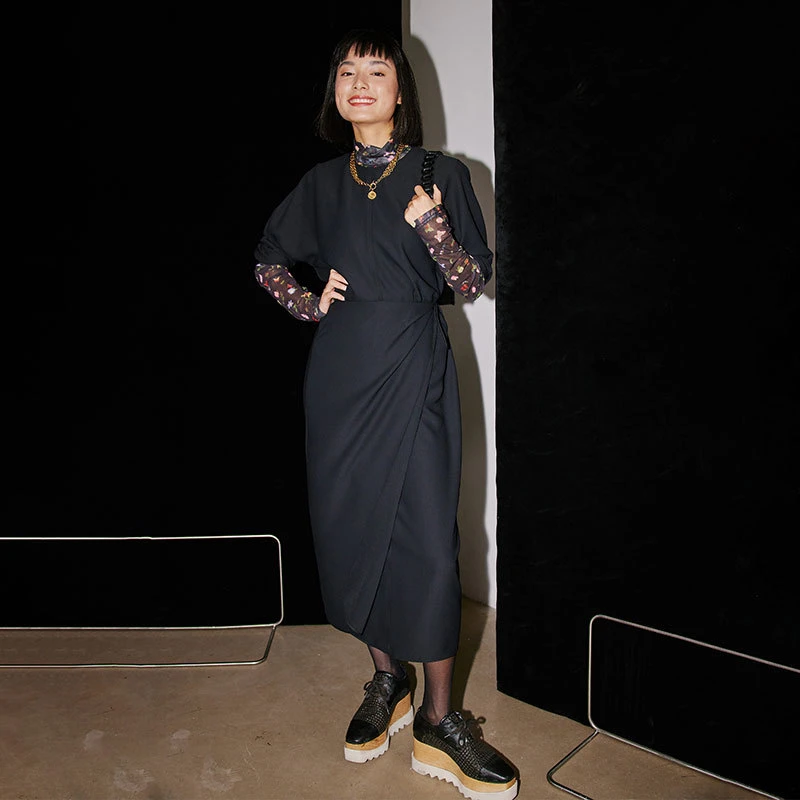 小虫【达人】黑色长裙百塔气质长袖裙摆圆领显瘦连衣裙-TE2QLY125