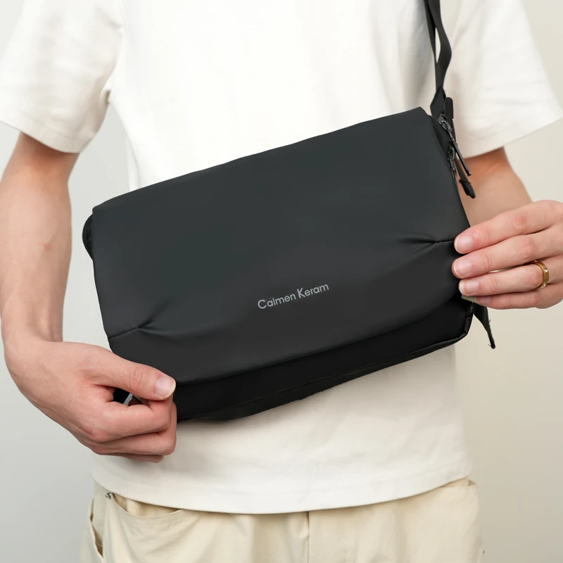 新款小ck潮牌百搭防水斜挎包男休闲单肩小方包日系简约韩版胸包