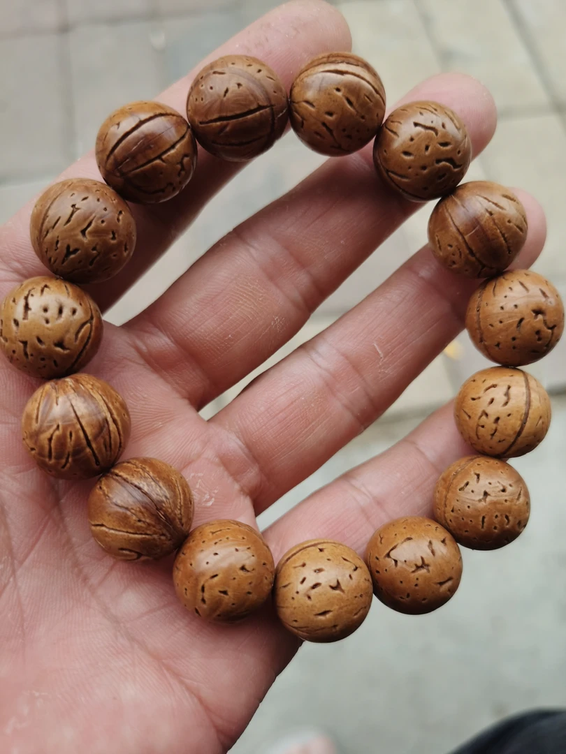 看桃桃核抛光手串