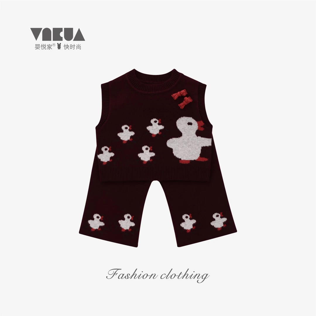 婴悦家秋冬款女宝宝时尚洋气复古可爱百搭卡通小鸭子套装 93108