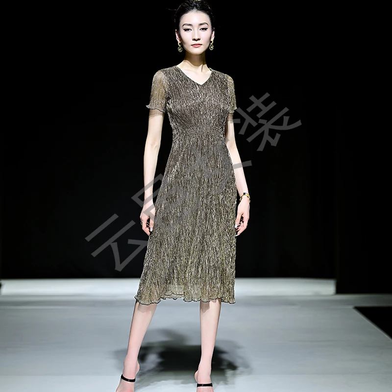 2024宽松休闲亮丝V领短袖修身显瘦夏季女装中长款 A字褶皱连衣裙