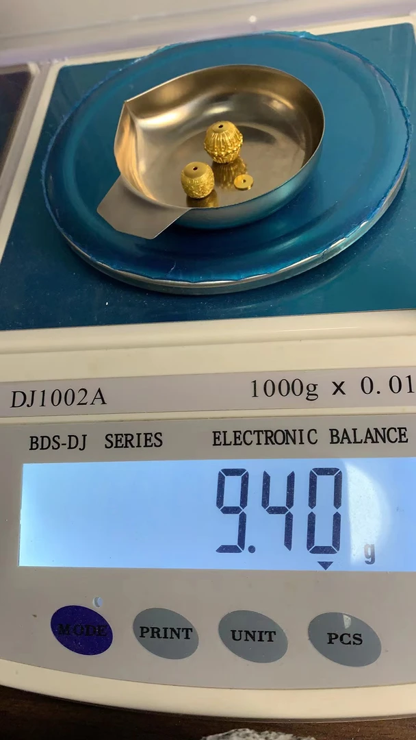 足金文玩配饰重量裸重9.4克，里外通透足金999